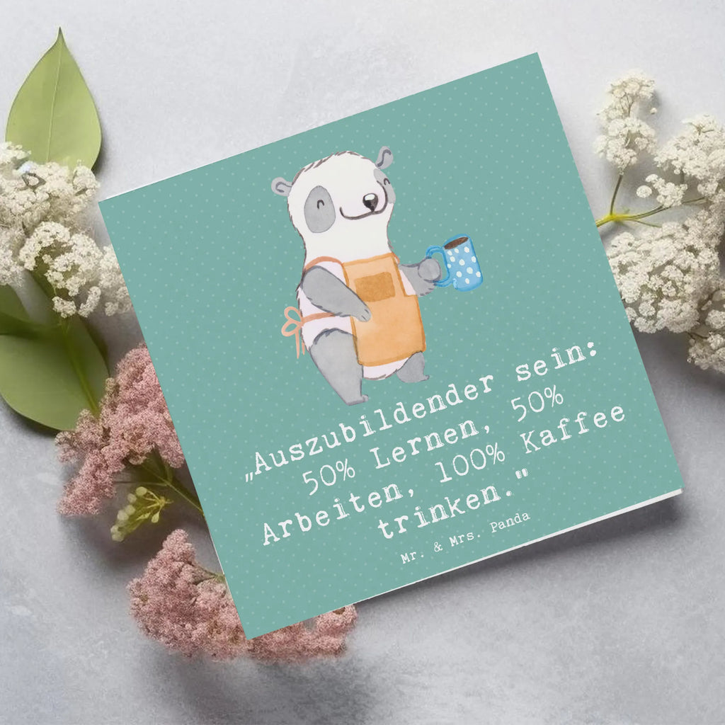 Deluxe Card „Auszubildender sein: 50% Lernen, 50% Arbeiten, 100% Kaffee trinken.“ Einladungskarte, Grußkarte, Karte, Glückwunschkarte, Hochzeitskarte, Geburtstagskarte, Hochwertige Klappkarte, Hochwertige Grußkarte, Klappkarte, Beruf, Ausbildung, Jubiläum, Abschied, Rente, Kollege, Kollegin, Geschenk, Schenken, Arbeitskollege, Mitarbeiter, Firma, Danke, Dankeschön