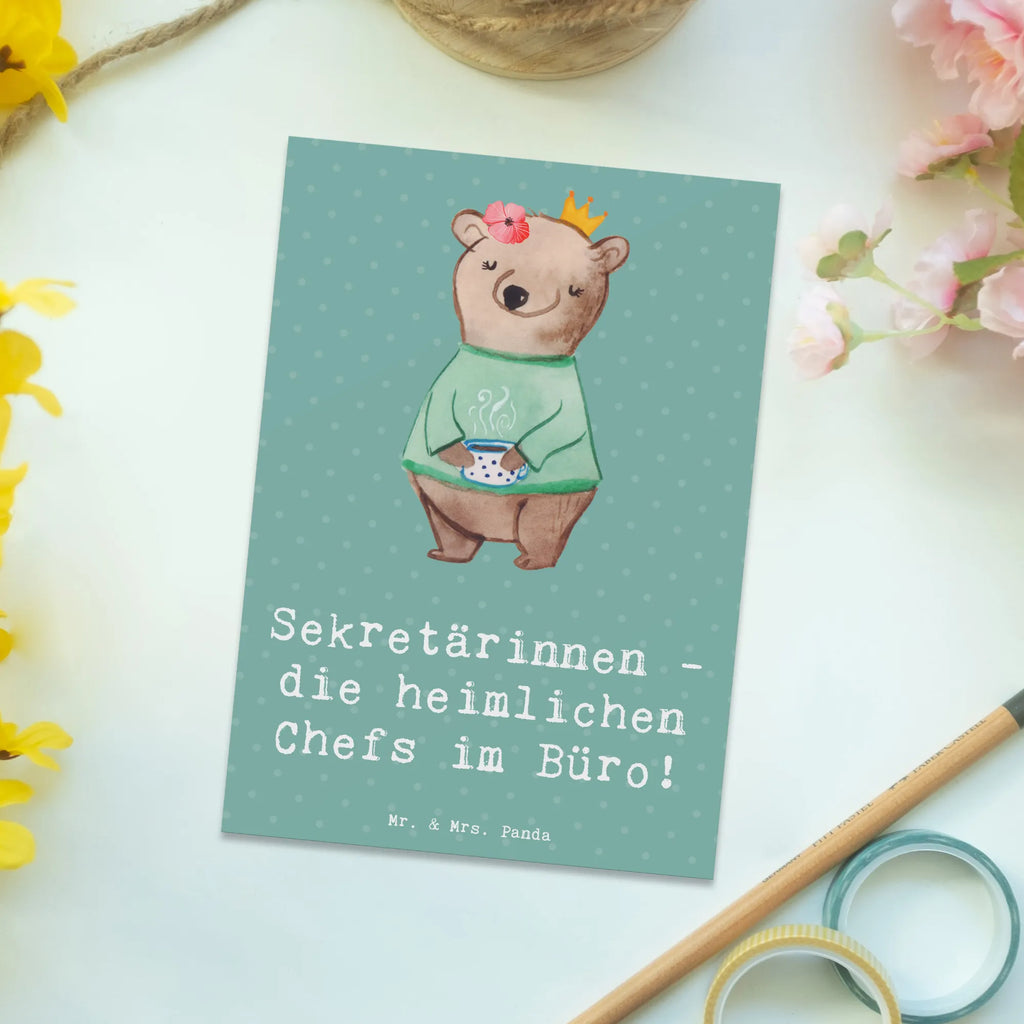 Postcard Sekretärinnen - die heimlichen Chefs im Büro! spruchkarte, Postkarten, bildkarte, Grußkarte, Fotokarte, kunstkarte, Ansichtskarte, Postkarte, Kunstkarten, Ansichtskarten, Designkarte, einzelkarte, Motivkarte, Jubiläum, Danke, Kollegin, Arbeitskollege, Mitarbeiter, Firma, Rente, Kollege, Schenken, Beruf, Abschied, Ausbildung, Geschenk, Dankeschön