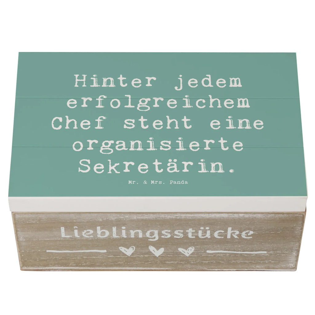 Holzkiste Spruch Hinter jedem erfolgreichem Chef steht eine organisierte Sekretärin. Geschenkdose, Holzkiste, Truhe, Schatzkiste, Aufbewahrungsbox, Kiste, Schatulle, Erinnerungsbox, Geschenkbox, Erinnerungskiste, Dekokiste, XXL, Beruf, Ausbildung, Jubiläum, Abschied, Rente, Kollege, Kollegin, Geschenk, Schenken, Arbeitskollege, Mitarbeiter, Firma, Danke, Dankeschön