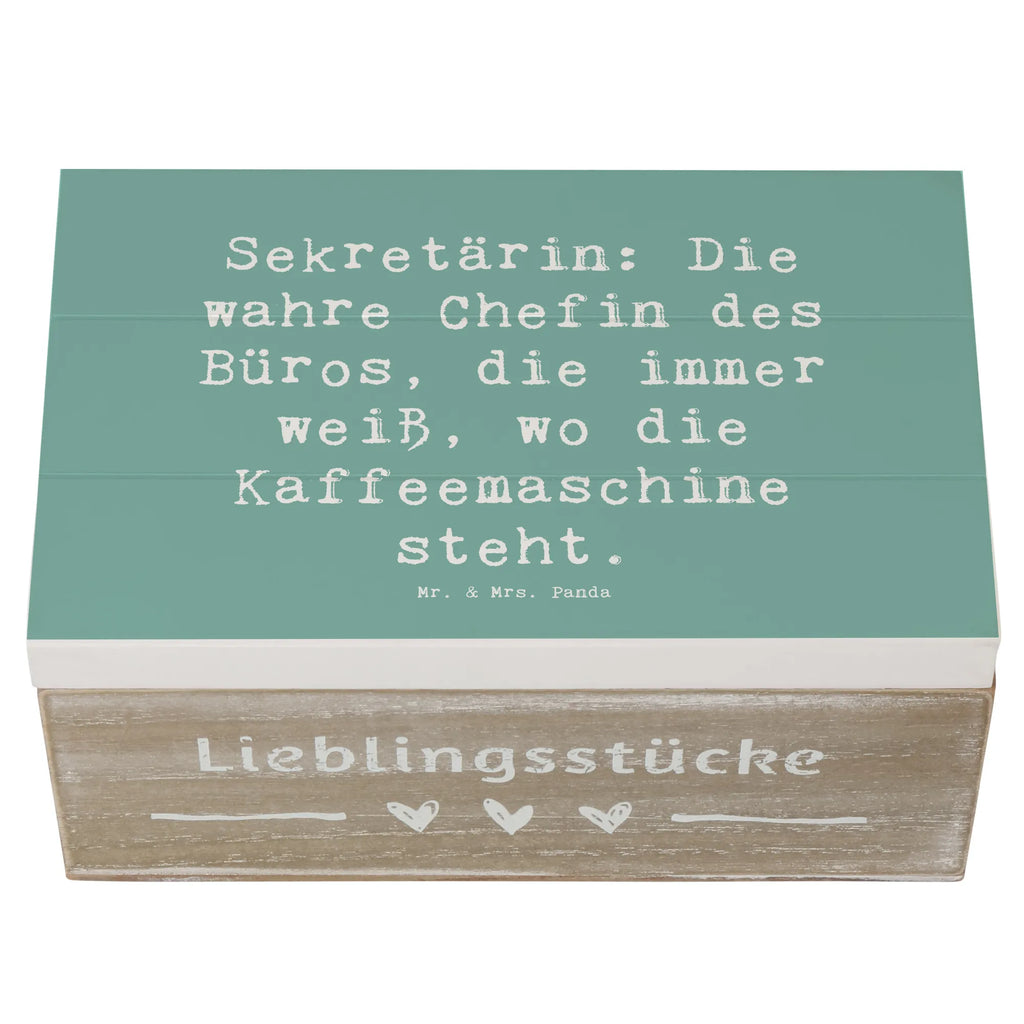 Holzkiste Spruch Sekretärin: Die wahre Chefin des Büros, die immer weiß, wo die Kaffeemaschine steht. Erinnerungsbox, XXL, Geschenkbox, Schatzkiste, Erinnerungskiste, Aufbewahrungsbox, Truhe, Dekokiste, Kiste, Schatulle, Holzkiste, Geschenkdose, Beruf, Ausbildung, Jubiläum, Abschied, Rente, Kollege, Kollegin, Geschenk, Schenken, Arbeitskollege, Mitarbeiter, Firma, Danke, Dankeschön