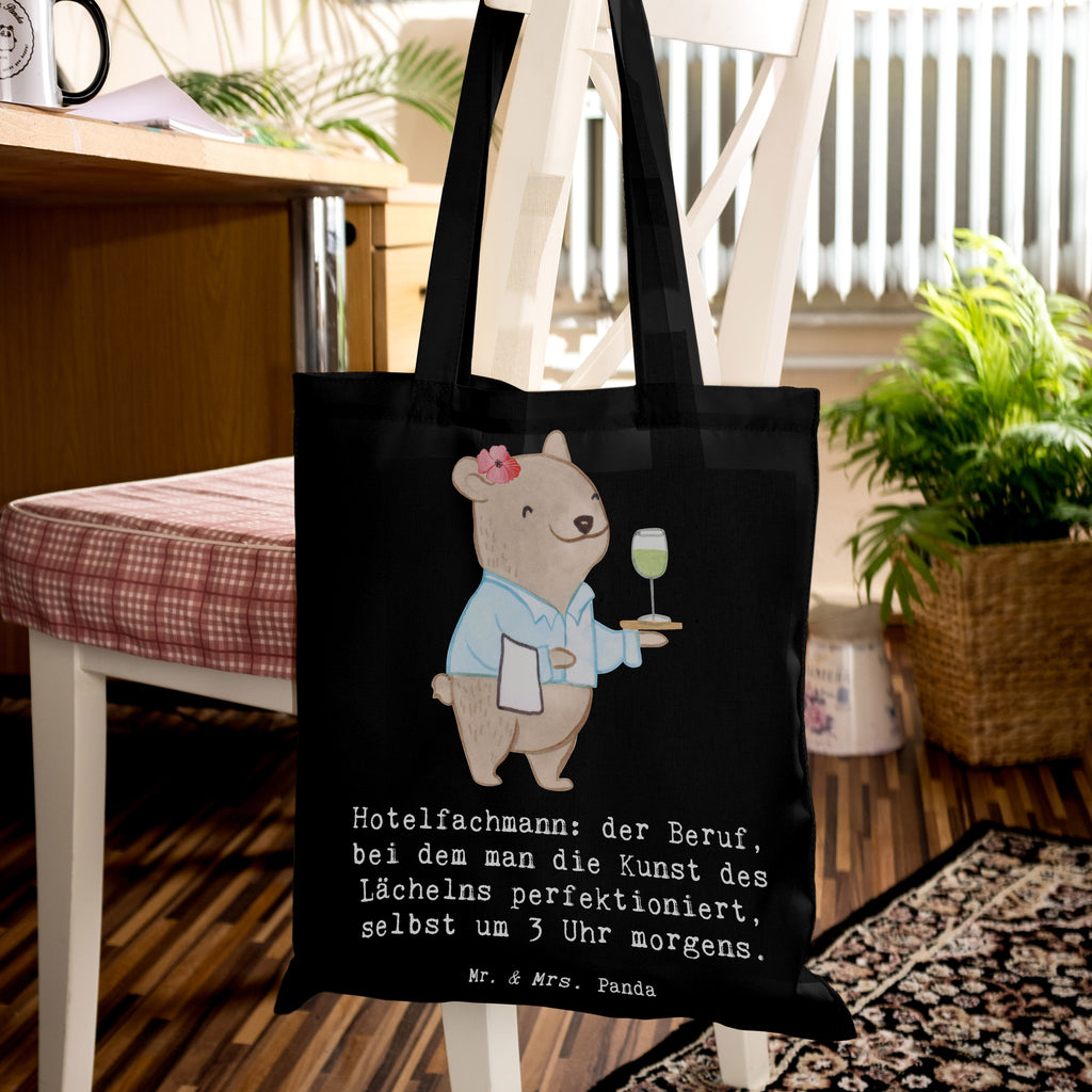 Tragetasche Hotelfachmann: der Beruf, bei dem man die Kunst des Lächelns perfektioniert, selbst um 3 Uhr morgens. Einkaufstüte, Einkaufstasche, Strandtasche, Tasche, Beuteltasche, Stoffbeutel, Jutetasche, Tragetasche, Beutel, Stofftasche, Umhängetasche, Laptoptasche, Badetasche, Jutebeutel, Schultertasche, Shopper, Beruf, Ausbildung, Jubiläum, Abschied, Rente, Kollege, Kollegin, Geschenk, Schenken, Arbeitskollege, Mitarbeiter, Firma, Danke, Dankeschön