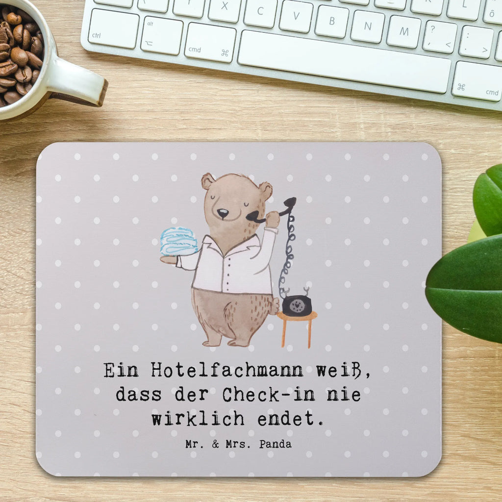 Mauspad Ein Hotelfachmann weiß, dass der Check-in nie wirklich endet. Mausunterlage, laptop mousepad, pc mauspad, Mausmatte, mousematte, pc mausunterlage, computer mousepad, notebook mauspad, mausteppich, computer mauspad, pc mousepad, mauspad laptop, computermatte, Mousepad, Mauspad, mauspad pc, laptop mauspad, Geschenk, Schenken, Jubiläum, Danke, Dankeschön, Beruf, Ausbildung, Abschied, Rente, Kollege, Kollegin, Arbeitskollege, Mitarbeiter, Firma