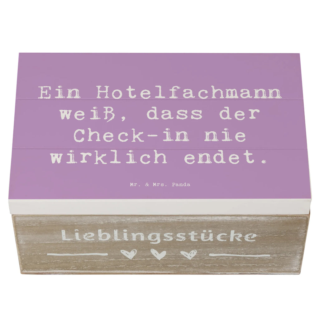 Holzkiste Spruch Ein Hotelfachmann weiß, dass der Check-in nie wirklich endet. XXL, Erinnerungsbox, Dekokiste, Truhe, Holzkiste, Schatzkiste, Aufbewahrungsbox, Schatulle, Geschenkdose, Kiste, Erinnerungskiste, Geschenkbox, Beruf, Ausbildung, Jubiläum, Abschied, Rente, Kollege, Kollegin, Geschenk, Schenken, Arbeitskollege, Mitarbeiter, Firma, Danke, Dankeschön