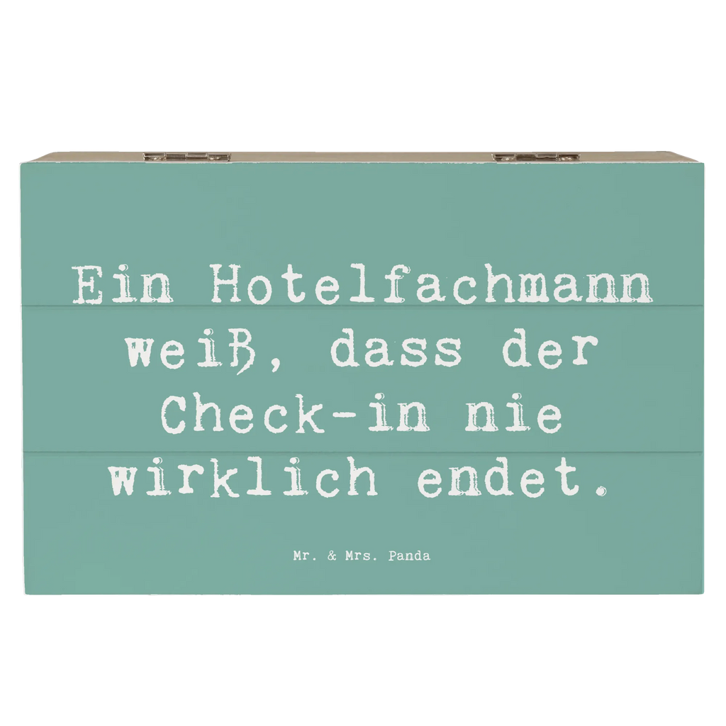 Holzkiste Spruch Ein Hotelfachmann weiß, dass der Check-in nie wirklich endet. XXL, Erinnerungsbox, Dekokiste, Truhe, Holzkiste, Schatzkiste, Aufbewahrungsbox, Schatulle, Geschenkdose, Kiste, Erinnerungskiste, Geschenkbox, Beruf, Ausbildung, Jubiläum, Abschied, Rente, Kollege, Kollegin, Geschenk, Schenken, Arbeitskollege, Mitarbeiter, Firma, Danke, Dankeschön