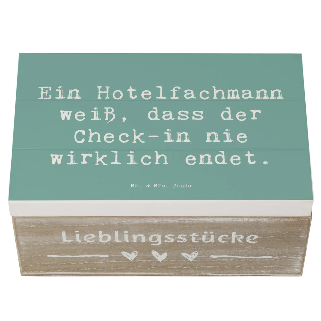 Holzkiste Spruch Ein Hotelfachmann weiß, dass der Check-in nie wirklich endet. XXL, Erinnerungsbox, Dekokiste, Truhe, Holzkiste, Schatzkiste, Aufbewahrungsbox, Schatulle, Geschenkdose, Kiste, Erinnerungskiste, Geschenkbox, Beruf, Ausbildung, Jubiläum, Abschied, Rente, Kollege, Kollegin, Geschenk, Schenken, Arbeitskollege, Mitarbeiter, Firma, Danke, Dankeschön