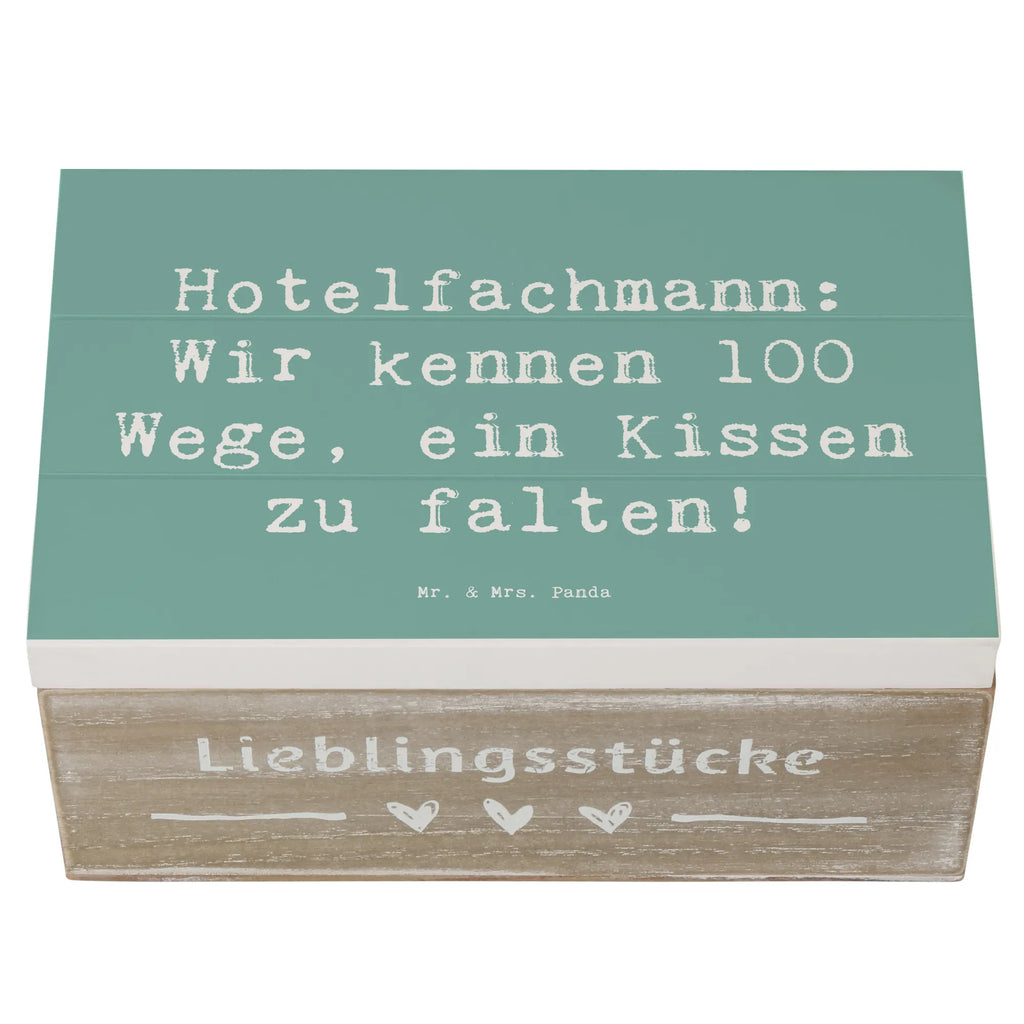 Holzkiste Spruch Hotelfachmann: Wir kennen 100 Wege, ein Kissen zu falten! Erinnerungskiste, XXL, Aufbewahrungsbox, Dekokiste, Truhe, Holzkiste, Schatzkiste, Kiste, Erinnerungsbox, Geschenkbox, Geschenkdose, Schatulle, Beruf, Ausbildung, Jubiläum, Abschied, Rente, Kollege, Kollegin, Geschenk, Schenken, Arbeitskollege, Mitarbeiter, Firma, Danke, Dankeschön