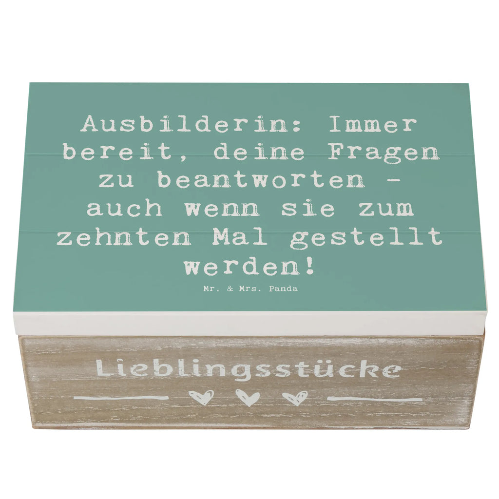 Wooden chest Saying Ausbilderin: Immer bereit, deine Fragen zu beantworten - auch wenn sie zum zehnten Mal gestellt werden! Schatulle, aufbewahrungstruhe, Holzkisten, Holz Aufbewahrungsbox, holzkästchen, Holzkiste mit Deckel, Holztruhe, Aufbewahrungsbox aus Holz, box holz, holzschatulle, Aufbewahrungsbox, Box aus Holz, holzschachtel, Holzbox mit Deckel, Holzbox, Holzboxen, truhe holz, Holzkiste, aufbewahrungskiste mit deckel, aufbewahrungsboxen, Aufbewahrungskiste, Aufbewahrungsbox Holz, aufbewahrungskisten, holztruhen, kiste holz, Geschenk, Danke, Dankeschön, Schenken, Beruf, Ausbildung, Abschied, Rente, Kollege, Kollegin, Arbeitskollege, Mitarbeiter, Jubiläum, Firma