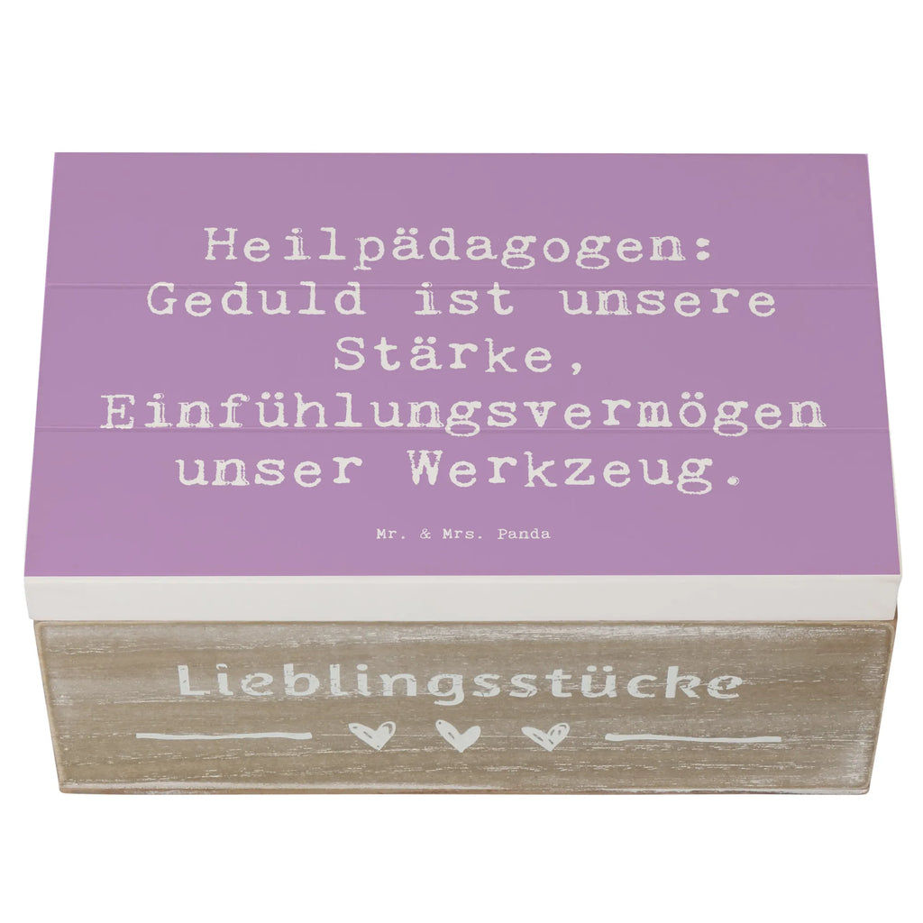 Wooden chest Saying Heilpädagogen: Geduld ist unsere Stärke, Einfühlungsvermögen unser Werkzeug. XXL, Geschenkbox, Schatulle, Dekokiste, Erinnerungsbox, Truhe, Aufbewahrungsbox, Kiste, Schatzkiste, Erinnerungskiste, Holzkiste, Geschenkdose, Beruf, Ausbildung, Jubiläum, Abschied, Rente, Kollege, Kollegin, Geschenk, Schenken, Arbeitskollege, Mitarbeiter, Firma, Danke, Dankeschön