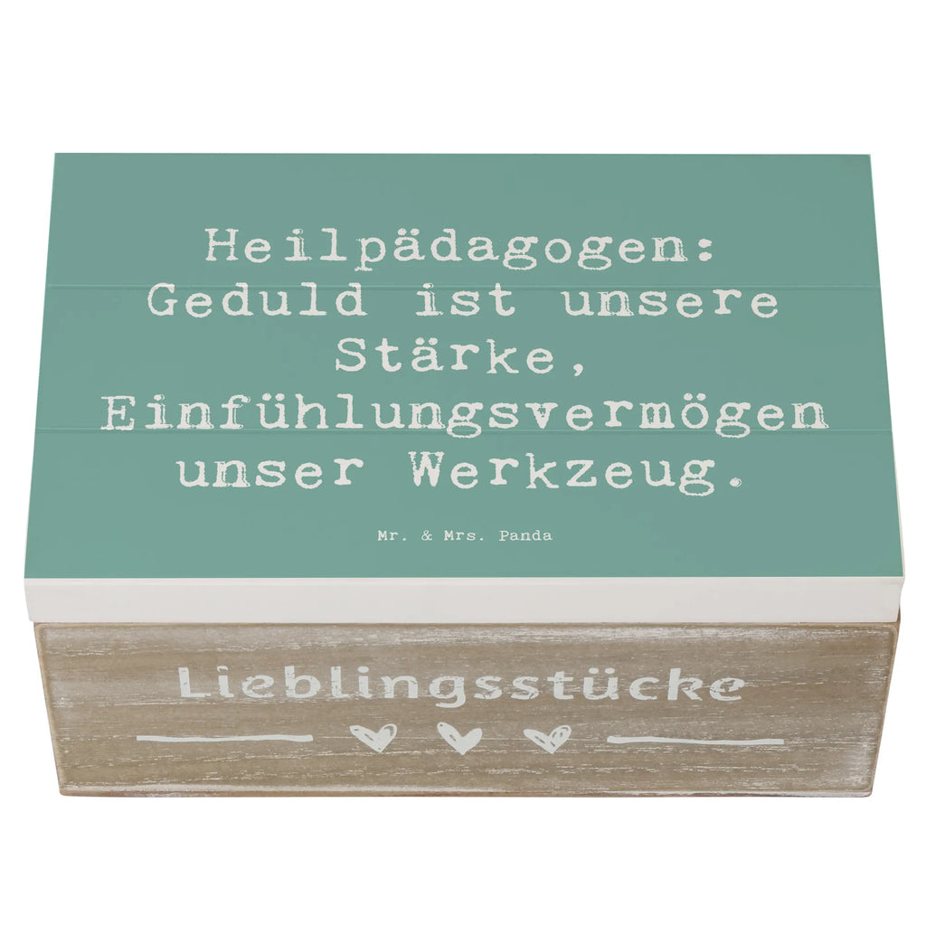 Wooden chest Saying Heilpädagogen: Geduld ist unsere Stärke, Einfühlungsvermögen unser Werkzeug. XXL, Geschenkbox, Schatulle, Dekokiste, Erinnerungsbox, Truhe, Aufbewahrungsbox, Kiste, Schatzkiste, Erinnerungskiste, Holzkiste, Geschenkdose, Beruf, Ausbildung, Jubiläum, Abschied, Rente, Kollege, Kollegin, Geschenk, Schenken, Arbeitskollege, Mitarbeiter, Firma, Danke, Dankeschön