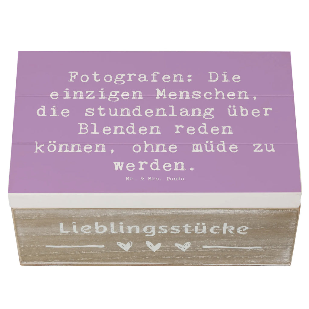 Holzkiste Spruch Fotografen: Die einzigen Menschen, die stundenlang über Blenden reden können, ohne müde zu werden. XXL, Truhe, Holzkiste, Schatulle, Erinnerungsbox, Geschenkdose, Schatzkiste, Aufbewahrungsbox, Erinnerungskiste, Kiste, Dekokiste, Geschenkbox, Beruf, Ausbildung, Jubiläum, Abschied, Rente, Kollege, Kollegin, Geschenk, Schenken, Arbeitskollege, Mitarbeiter, Firma, Danke, Dankeschön