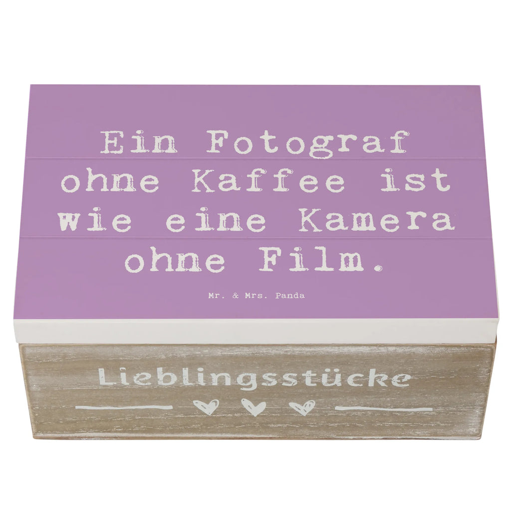 Holzkiste Spruch Ein Fotograf ohne Kaffee ist wie eine Kamera ohne Film. Holzkiste, Schatulle, Erinnerungsbox, XXL, Geschenkdose, Aufbewahrungsbox, Dekokiste, Kiste, Truhe, Erinnerungskiste, Schatzkiste, Geschenkbox, Beruf, Ausbildung, Jubiläum, Abschied, Rente, Kollege, Kollegin, Geschenk, Schenken, Arbeitskollege, Mitarbeiter, Firma, Danke, Dankeschön