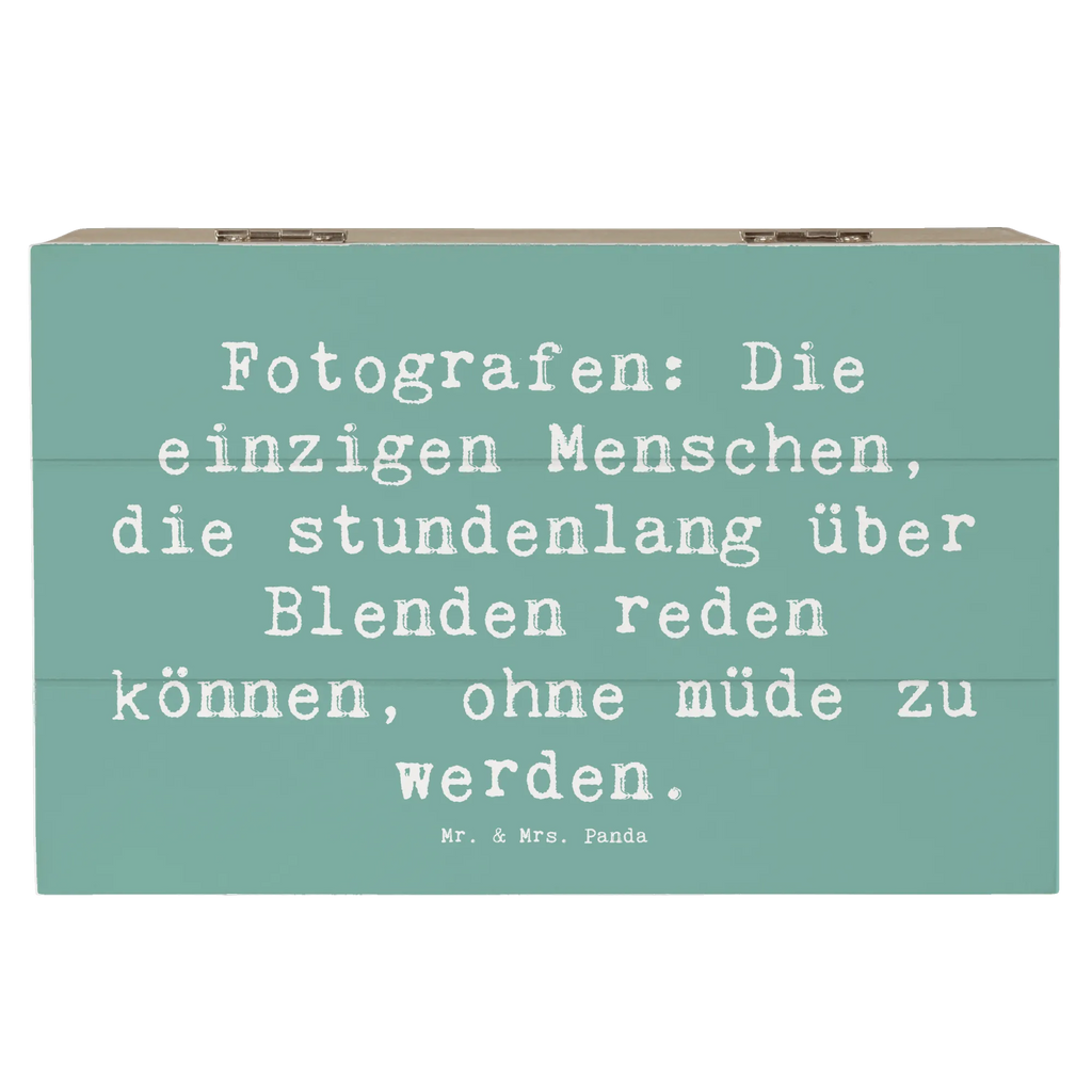 Holzkiste Spruch Fotografen: Die einzigen Menschen, die stundenlang über Blenden reden können, ohne müde zu werden. XXL, Truhe, Holzkiste, Schatulle, Erinnerungsbox, Geschenkdose, Schatzkiste, Aufbewahrungsbox, Erinnerungskiste, Kiste, Dekokiste, Geschenkbox, Beruf, Ausbildung, Jubiläum, Abschied, Rente, Kollege, Kollegin, Geschenk, Schenken, Arbeitskollege, Mitarbeiter, Firma, Danke, Dankeschön