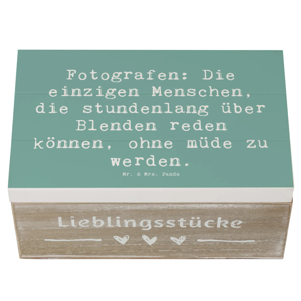 Holzkiste Spruch Fotografen: Die einzigen Menschen, die stundenlang über Blenden reden können, ohne müde zu werden. XXL, Truhe, Holzkiste, Schatulle, Erinnerungsbox, Geschenkdose, Schatzkiste, Aufbewahrungsbox, Erinnerungskiste, Kiste, Dekokiste, Geschenkbox, Beruf, Ausbildung, Jubiläum, Abschied, Rente, Kollege, Kollegin, Geschenk, Schenken, Arbeitskollege, Mitarbeiter, Firma, Danke, Dankeschön