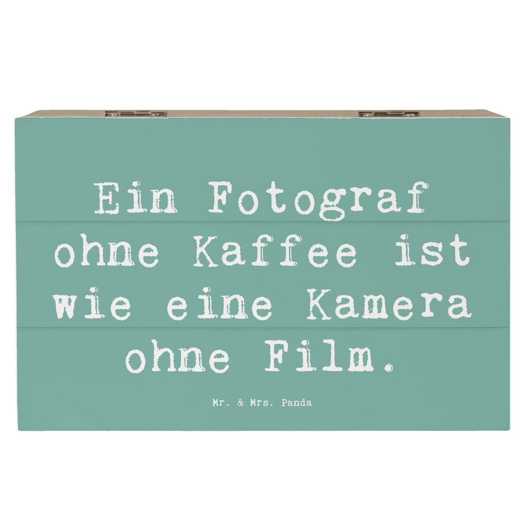Holzkiste Spruch Ein Fotograf ohne Kaffee ist wie eine Kamera ohne Film. Holzkiste, Schatulle, Erinnerungsbox, XXL, Geschenkdose, Aufbewahrungsbox, Dekokiste, Kiste, Truhe, Erinnerungskiste, Schatzkiste, Geschenkbox, Beruf, Ausbildung, Jubiläum, Abschied, Rente, Kollege, Kollegin, Geschenk, Schenken, Arbeitskollege, Mitarbeiter, Firma, Danke, Dankeschön