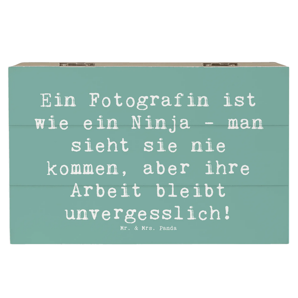 Holzkiste Spruch Ein Fotografin ist wie ein Ninja - man sieht sie nie kommen, aber ihre Arbeit bleibt unvergesslich! Aufbewahrungsbox aus Holz, Holzbox, Holztruhe, aufbewahrungsboxen, Aufbewahrungsbox Holz, kiste holz, aufbewahrungstruhe, box holz, Aufbewahrungsbox, Aufbewahrungskiste, Holzbox mit Deckel, aufbewahrungskiste mit deckel, Holzkisten, Box aus Holz, Holzkiste mit Deckel, Schatulle, truhe holz, holzkästchen, aufbewahrungskisten, holzschatulle, Holzboxen, holzschachtel, Holzkiste, Holz Aufbewahrungsbox, holztruhen, Geschenk, Danke, Dankeschön, Schenken, Beruf, Ausbildung, Abschied, Rente, Kollege, Kollegin, Arbeitskollege, Mitarbeiter, Jubiläum, Firma