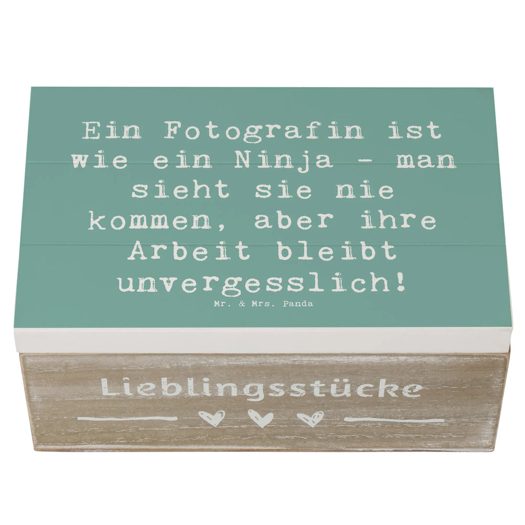 Holzkiste Spruch Ein Fotografin ist wie ein Ninja - man sieht sie nie kommen, aber ihre Arbeit bleibt unvergesslich! Aufbewahrungsbox aus Holz, Holzbox, Holztruhe, aufbewahrungsboxen, Aufbewahrungsbox Holz, kiste holz, aufbewahrungstruhe, box holz, Aufbewahrungsbox, Aufbewahrungskiste, Holzbox mit Deckel, aufbewahrungskiste mit deckel, Holzkisten, Box aus Holz, Holzkiste mit Deckel, Schatulle, truhe holz, holzkästchen, aufbewahrungskisten, holzschatulle, Holzboxen, holzschachtel, Holzkiste, Holz Aufbewahrungsbox, holztruhen, Geschenk, Danke, Dankeschön, Schenken, Beruf, Ausbildung, Abschied, Rente, Kollege, Kollegin, Arbeitskollege, Mitarbeiter, Jubiläum, Firma