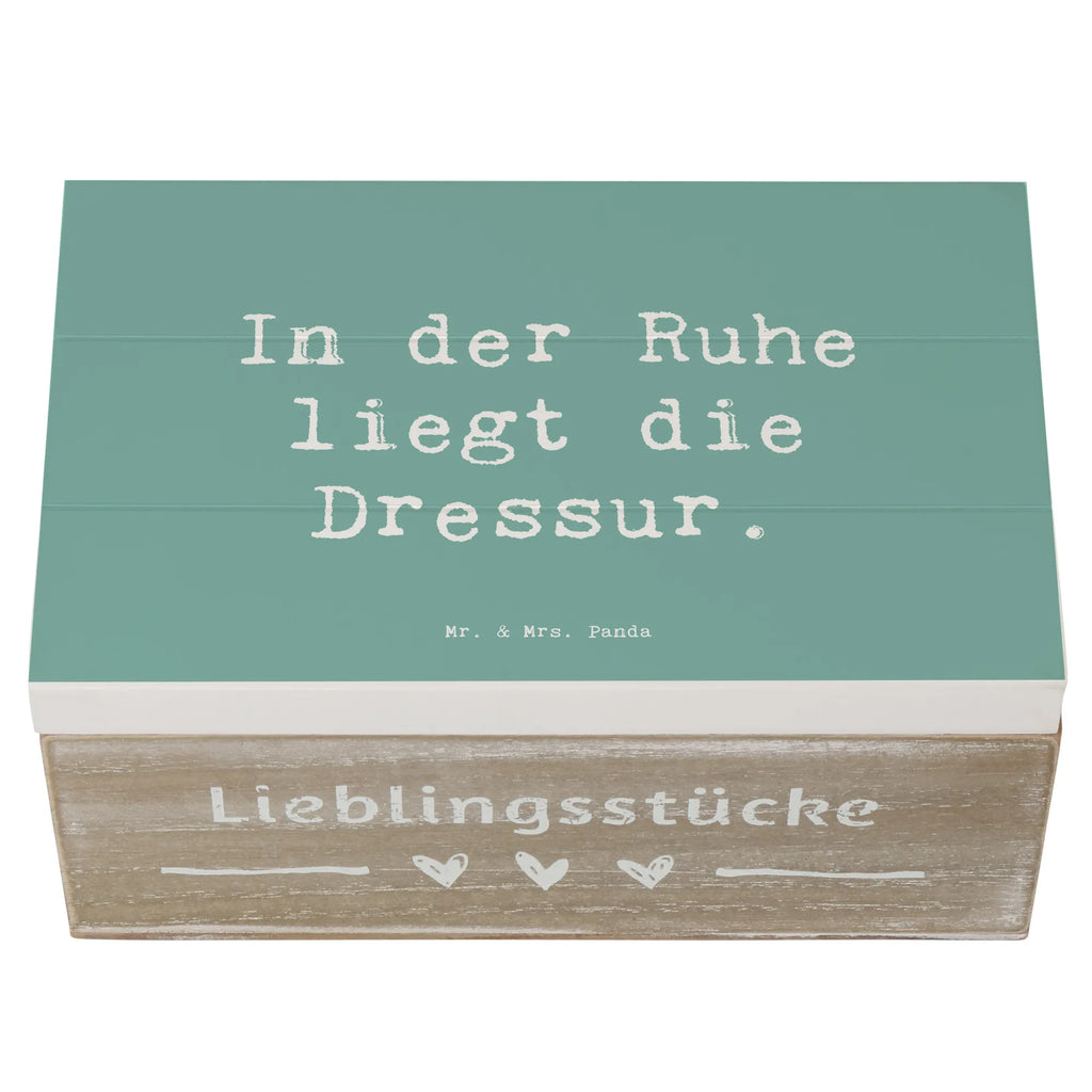 Wooden chest Saying In der Ruhe liegt die Dressur. Erinnerungsbox, Holzkiste, Geschenkbox, Truhe, Erinnerungskiste, XXL, Aufbewahrungsbox, Schatulle, Schatzkiste, Kiste, Geschenkdose, Dekokiste, Beruf, Ausbildung, Jubiläum, Abschied, Rente, Kollege, Kollegin, Geschenk, Schenken, Arbeitskollege, Mitarbeiter, Firma, Danke, Dankeschön
