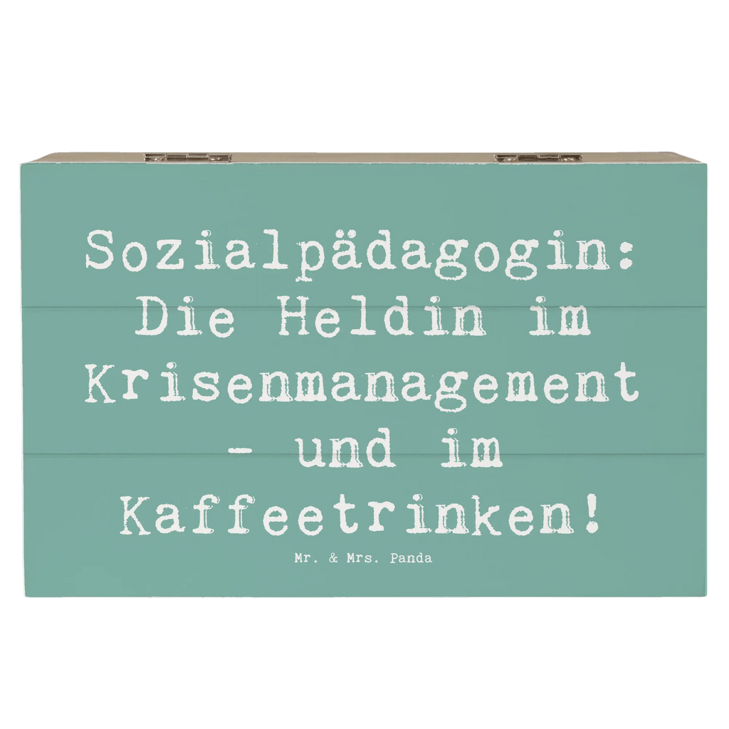 Holzkiste Spruch Sozialpädagogin: Die Heldin im Krisenmanagement - und im Kaffeetrinken! XXL, Kiste, Geschenkdose, Schatzkiste, Dekokiste, Schatulle, Erinnerungsbox, Erinnerungskiste, Aufbewahrungsbox, Geschenkbox, Truhe, Holzkiste, Beruf, Ausbildung, Jubiläum, Abschied, Rente, Kollege, Kollegin, Geschenk, Schenken, Arbeitskollege, Mitarbeiter, Firma, Danke, Dankeschön