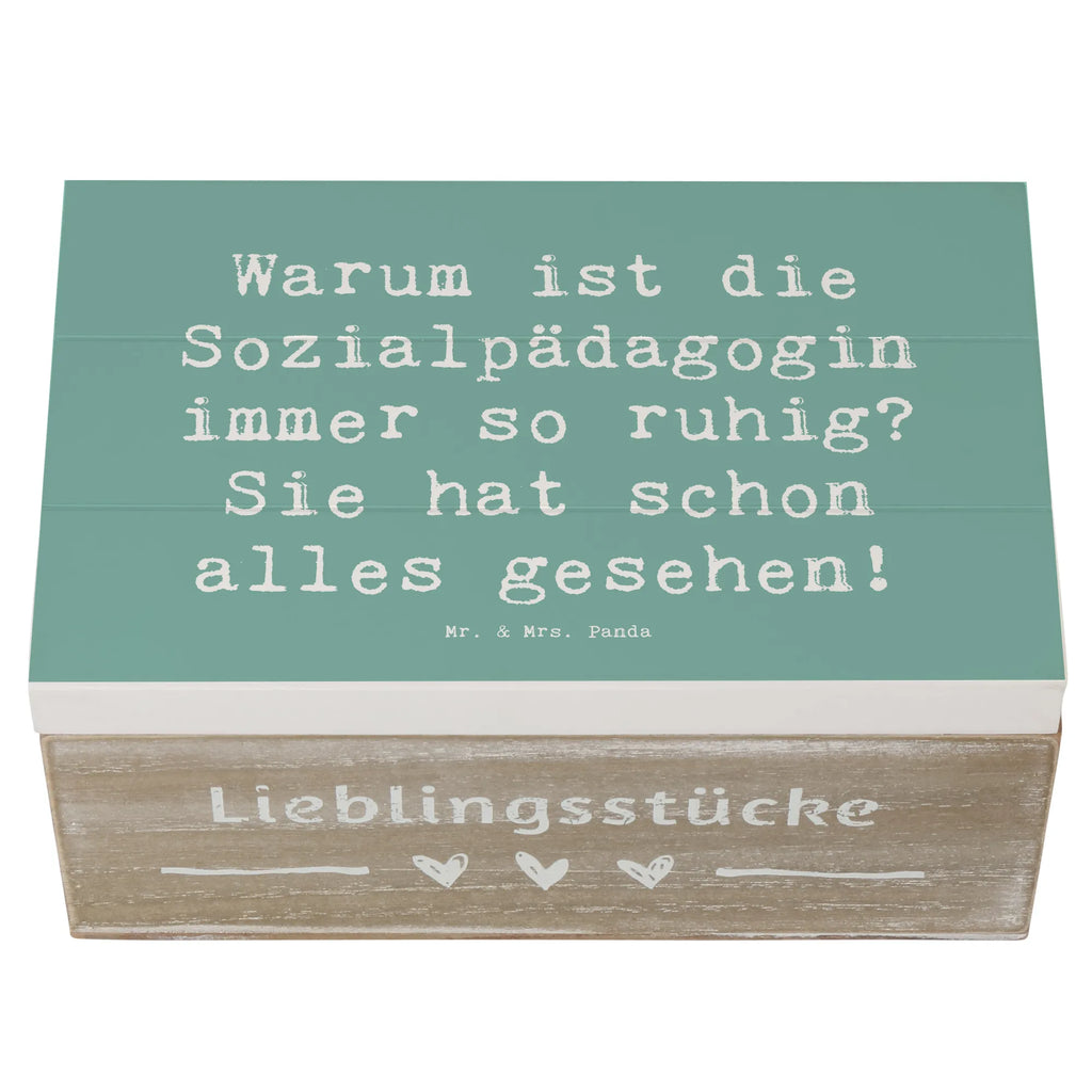 Holzkiste Spruch Warum ist die Sozialpädagogin immer so ruhig? Sie hat schon alles gesehen! aufbewahrungstruhe, Holzbox mit Deckel, Holzboxen, Box aus Holz, kiste holz, Aufbewahrungsbox aus Holz, Holztruhe, Holz Aufbewahrungsbox, Holzkiste, aufbewahrungskiste mit deckel, Holzbox, aufbewahrungsboxen, holztruhen, Aufbewahrungsbox Holz, holzkästchen, Aufbewahrungsbox, Schatulle, Holzkisten, Holzkiste mit Deckel, box holz, Aufbewahrungskiste, holzschatulle, holzschachtel, aufbewahrungskisten, truhe holz, Geschenk, Danke, Dankeschön, Schenken, Beruf, Ausbildung, Abschied, Rente, Kollege, Kollegin, Arbeitskollege, Mitarbeiter, Jubiläum, Firma