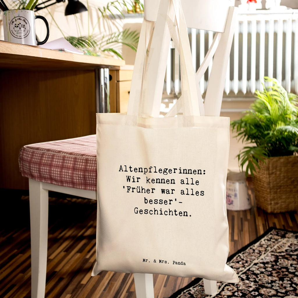 Tote bag Saying Altenpflegerinnen: Wir kennen alle 'Früher war alles besser'-Geschichten. Beuteltasche, Beutel, Einkaufstasche, Jutebeutel, Stoffbeutel, Tasche, Shopper, Umhängetasche, Strandtasche, Schultertasche, Stofftasche, Tragetasche, Badetasche, Jutetasche, Einkaufstüte, Laptoptasche, Beruf, Ausbildung, Jubiläum, Abschied, Rente, Kollege, Kollegin, Geschenk, Schenken, Arbeitskollege, Mitarbeiter, Firma, Danke, Dankeschön