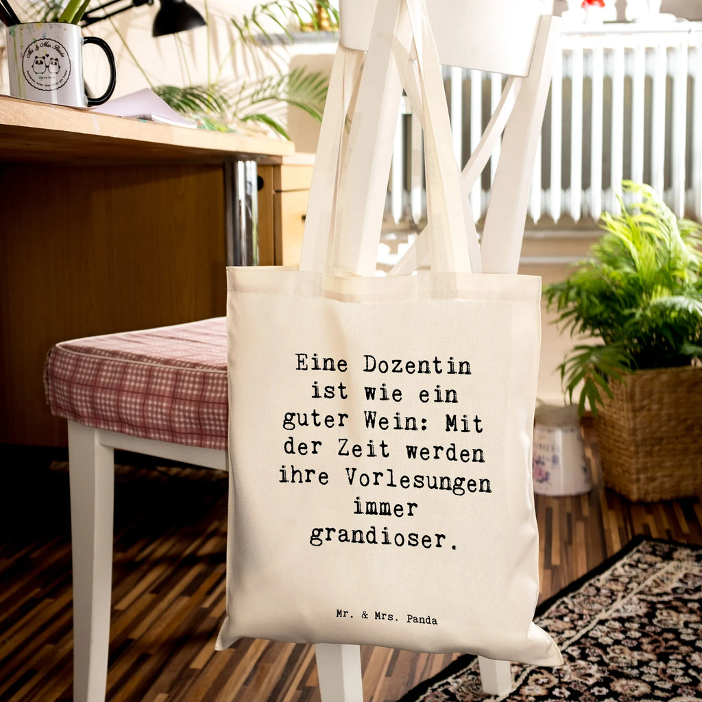 Tote bag Saying Eine Dozentin ist wie ein guter Wein: Mit der Zeit werden ihre Vorlesungen immer grandioser. Beuteltasche, Beutel, Einkaufstasche, Jutebeutel, Stoffbeutel, Tasche, Shopper, Umhängetasche, Strandtasche, Schultertasche, Stofftasche, Tragetasche, Badetasche, Jutetasche, Einkaufstüte, Laptoptasche, Beruf, Ausbildung, Jubiläum, Abschied, Rente, Kollege, Kollegin, Geschenk, Schenken, Arbeitskollege, Mitarbeiter, Firma, Danke, Dankeschön