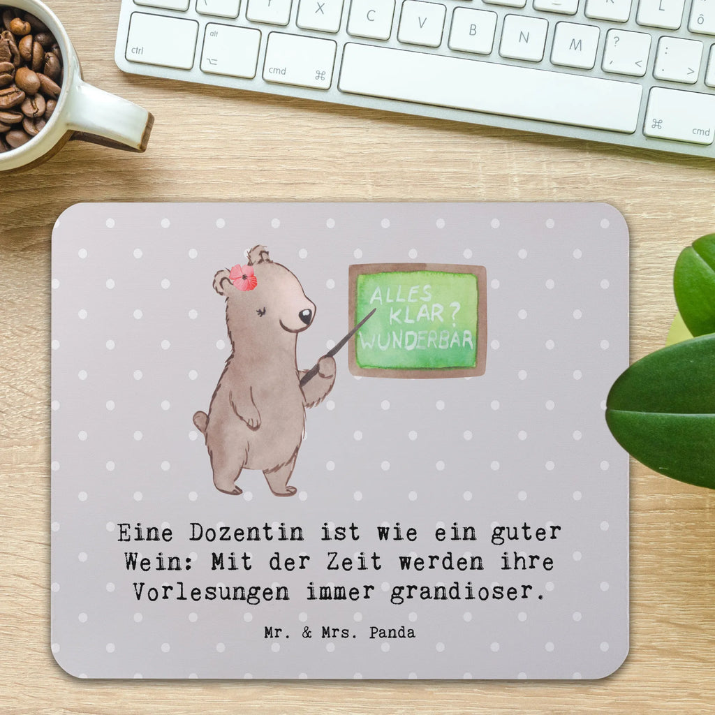 Mauspad Eine Dozentin ist wie ein guter Wein: Mit der Zeit werden ihre Vorlesungen immer grandioser. Designer Mauspad, Arbeitszimmer, Mauspad, Einzigartiges Mauspad, Büroausstattung, Computer zubehör, Mausunterlage, Mauspad Büro, PC Zubehör, Mousepad, Beruf, Ausbildung, Jubiläum, Abschied, Rente, Kollege, Kollegin, Geschenk, Schenken, Arbeitskollege, Mitarbeiter, Firma, Danke, Dankeschön