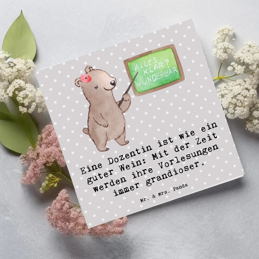 Deluxe Karte Eine Dozentin ist wie ein guter Wein: Mit der Zeit werden ihre Vorlesungen immer grandioser. Karte, Glückwunschkarte, Einladungskarte, Grußkarte, Hochzeitskarte, Hochwertige Klappkarte, Hochwertige Grußkarte, Klappkarte, Geburtstagskarte, Beruf, Ausbildung, Jubiläum, Abschied, Rente, Kollege, Kollegin, Geschenk, Schenken, Arbeitskollege, Mitarbeiter, Firma, Danke, Dankeschön