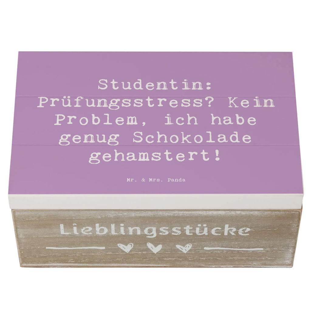 Holzkiste Spruch Studentin: Prüfungsstress? Kein Problem, ich habe genug Schokolade gehamstert! Erinnerungskiste, Holzkiste, Geschenkbox, Schatzkiste, Erinnerungsbox, Geschenkdose, Dekokiste, Kiste, Truhe, Schatulle, XXL, Aufbewahrungsbox, Beruf, Ausbildung, Jubiläum, Abschied, Rente, Kollege, Kollegin, Geschenk, Schenken, Arbeitskollege, Mitarbeiter, Firma, Danke, Dankeschön