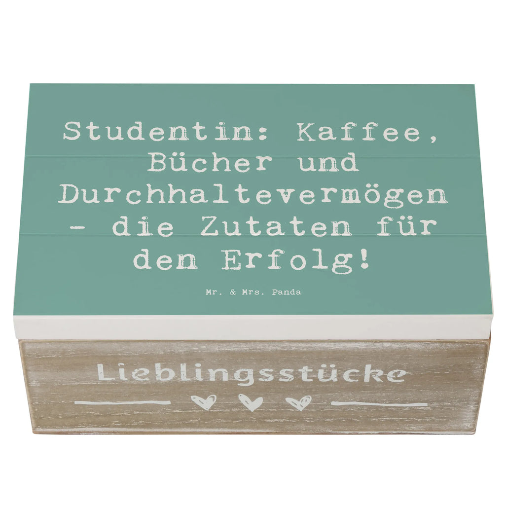 Holzkiste Spruch Studentin: Kaffee, Bücher und Durchhaltevermögen - die Zutaten für den Erfolg! Aufbewahrungsbox Holz, Holztruhe, Holzbox mit Deckel, Holzkisten, aufbewahrungskisten, aufbewahrungstruhe, Holzkiste mit Deckel, Box aus Holz, box holz, aufbewahrungskiste mit deckel, Schatulle, truhe holz, Holzkiste, holzschatulle, holztruhen, Holzboxen, aufbewahrungsboxen, Aufbewahrungskiste, Aufbewahrungsbox, holzkästchen, Aufbewahrungsbox aus Holz, Holz Aufbewahrungsbox, Holzbox, holzschachtel, kiste holz, Geschenk, Danke, Dankeschön, Schenken, Beruf, Ausbildung, Abschied, Rente, Kollege, Kollegin, Arbeitskollege, Mitarbeiter, Jubiläum, Firma