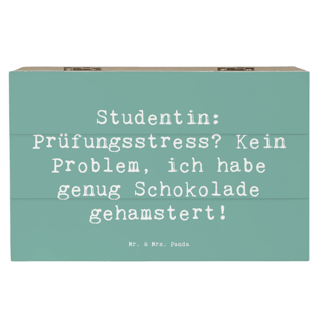 Holzkiste Spruch Studentin: Prüfungsstress? Kein Problem, ich habe genug Schokolade gehamstert! Erinnerungskiste, Holzkiste, Geschenkbox, Schatzkiste, Erinnerungsbox, Geschenkdose, Dekokiste, Kiste, Truhe, Schatulle, XXL, Aufbewahrungsbox, Beruf, Ausbildung, Jubiläum, Abschied, Rente, Kollege, Kollegin, Geschenk, Schenken, Arbeitskollege, Mitarbeiter, Firma, Danke, Dankeschön