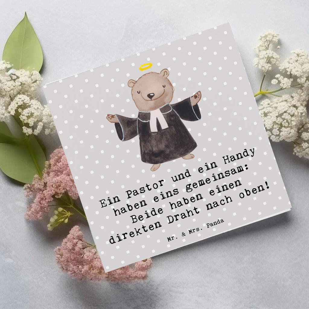 Deluxe Card Ein Pastor und ein Handy haben eins gemeinsam: Beide haben einen direkten Draht nach oben! Grußkarte, Karte, Einladungskarte, Klappkarte, Hochwertige Klappkarte, Glückwunschkarte, Hochzeitskarte, Hochwertige Grußkarte, Geburtstagskarte, Beruf, Ausbildung, Jubiläum, Abschied, Rente, Kollege, Kollegin, Geschenk, Schenken, Arbeitskollege, Mitarbeiter, Firma, Danke, Dankeschön