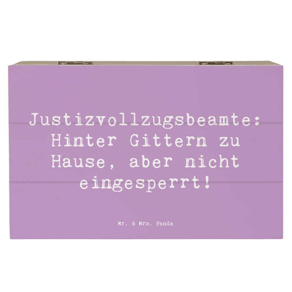 Holzkiste Spruch Justizvollzugsbeamte: Hinter Gittern zu Hause, aber nicht eingesperrt! Truhe, Kiste, XXL, Holzkiste, Geschenkdose, Geschenkbox, Erinnerungsbox, Aufbewahrungsbox, Schatulle, Dekokiste, Erinnerungskiste, Schatzkiste, Beruf, Ausbildung, Jubiläum, Abschied, Rente, Kollege, Kollegin, Geschenk, Schenken, Arbeitskollege, Mitarbeiter, Firma, Danke, Dankeschön