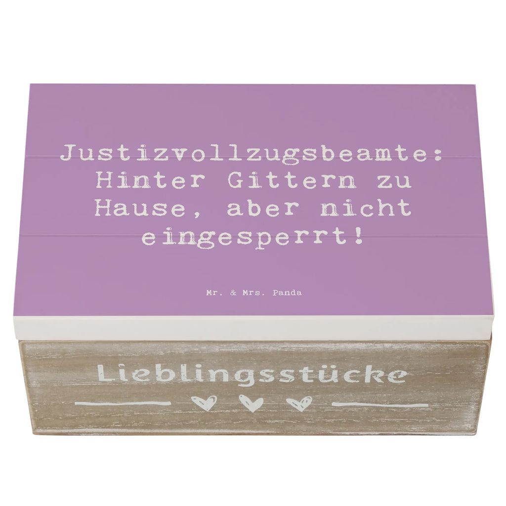 Holzkiste Spruch Justizvollzugsbeamte: Hinter Gittern zu Hause, aber nicht eingesperrt! Truhe, Kiste, XXL, Holzkiste, Geschenkdose, Geschenkbox, Erinnerungsbox, Aufbewahrungsbox, Schatulle, Dekokiste, Erinnerungskiste, Schatzkiste, Beruf, Ausbildung, Jubiläum, Abschied, Rente, Kollege, Kollegin, Geschenk, Schenken, Arbeitskollege, Mitarbeiter, Firma, Danke, Dankeschön