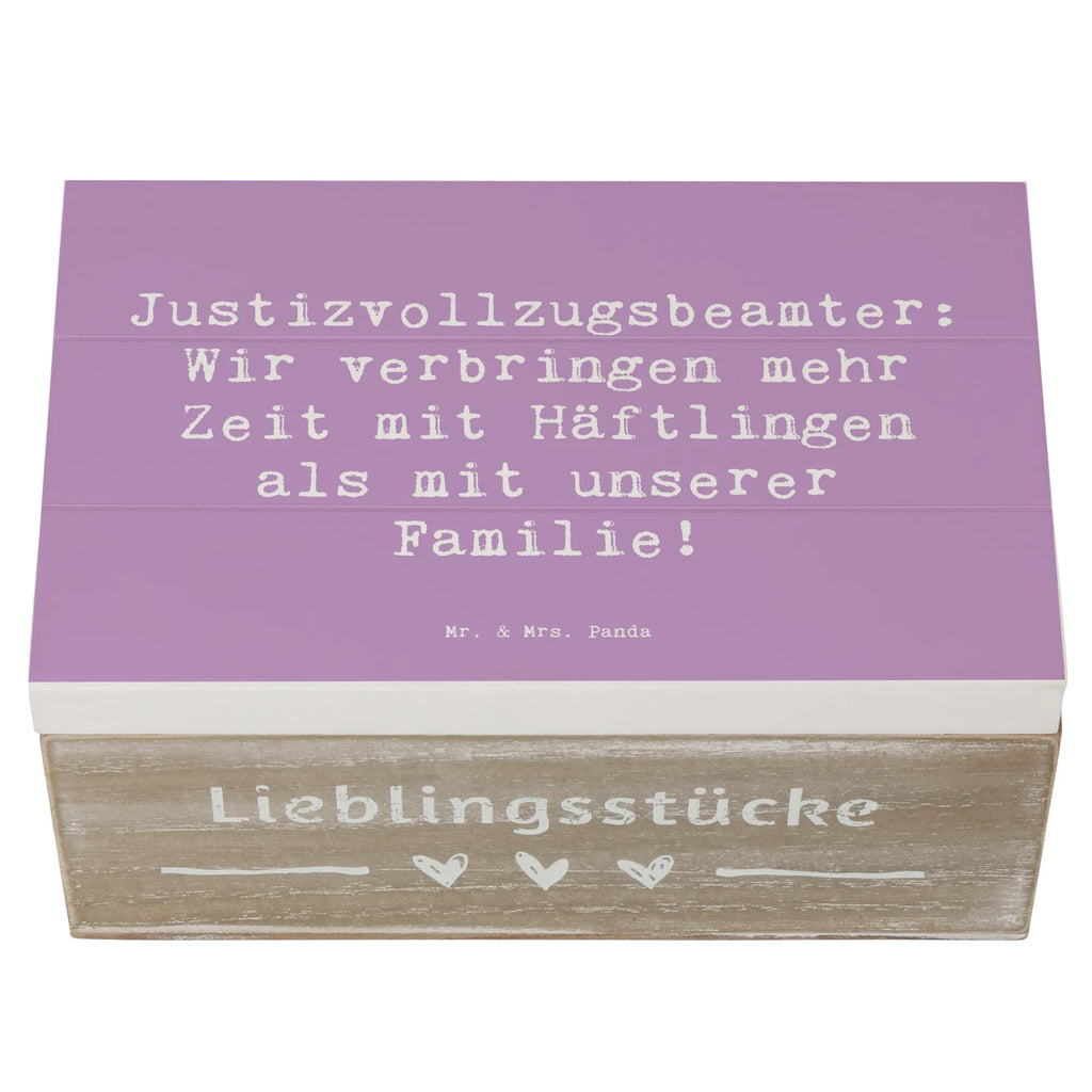 Holzkiste Spruch Justizvollzugsbeamter: Wir verbringen mehr Zeit mit Häftlingen als mit unserer Familie! Erinnerungsbox, Holzkiste, XXL, Kiste, Aufbewahrungsbox, Truhe, Dekokiste, Schatulle, Erinnerungskiste, Geschenkbox, Geschenkdose, Schatzkiste, Beruf, Ausbildung, Jubiläum, Abschied, Rente, Kollege, Kollegin, Geschenk, Schenken, Arbeitskollege, Mitarbeiter, Firma, Danke, Dankeschön