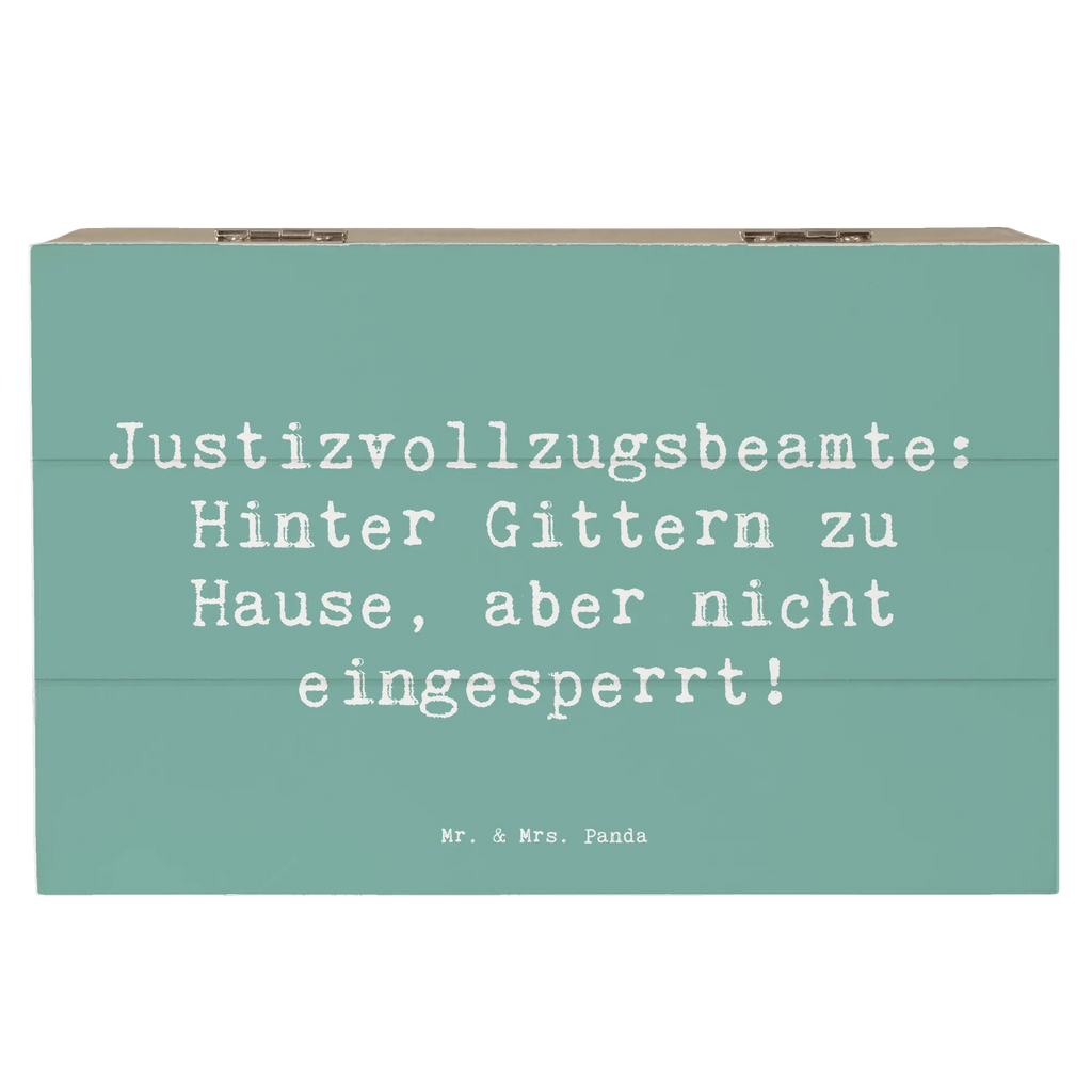 Holzkiste Spruch Justizvollzugsbeamte: Hinter Gittern zu Hause, aber nicht eingesperrt! Truhe, Kiste, XXL, Holzkiste, Geschenkdose, Geschenkbox, Erinnerungsbox, Aufbewahrungsbox, Schatulle, Dekokiste, Erinnerungskiste, Schatzkiste, Beruf, Ausbildung, Jubiläum, Abschied, Rente, Kollege, Kollegin, Geschenk, Schenken, Arbeitskollege, Mitarbeiter, Firma, Danke, Dankeschön