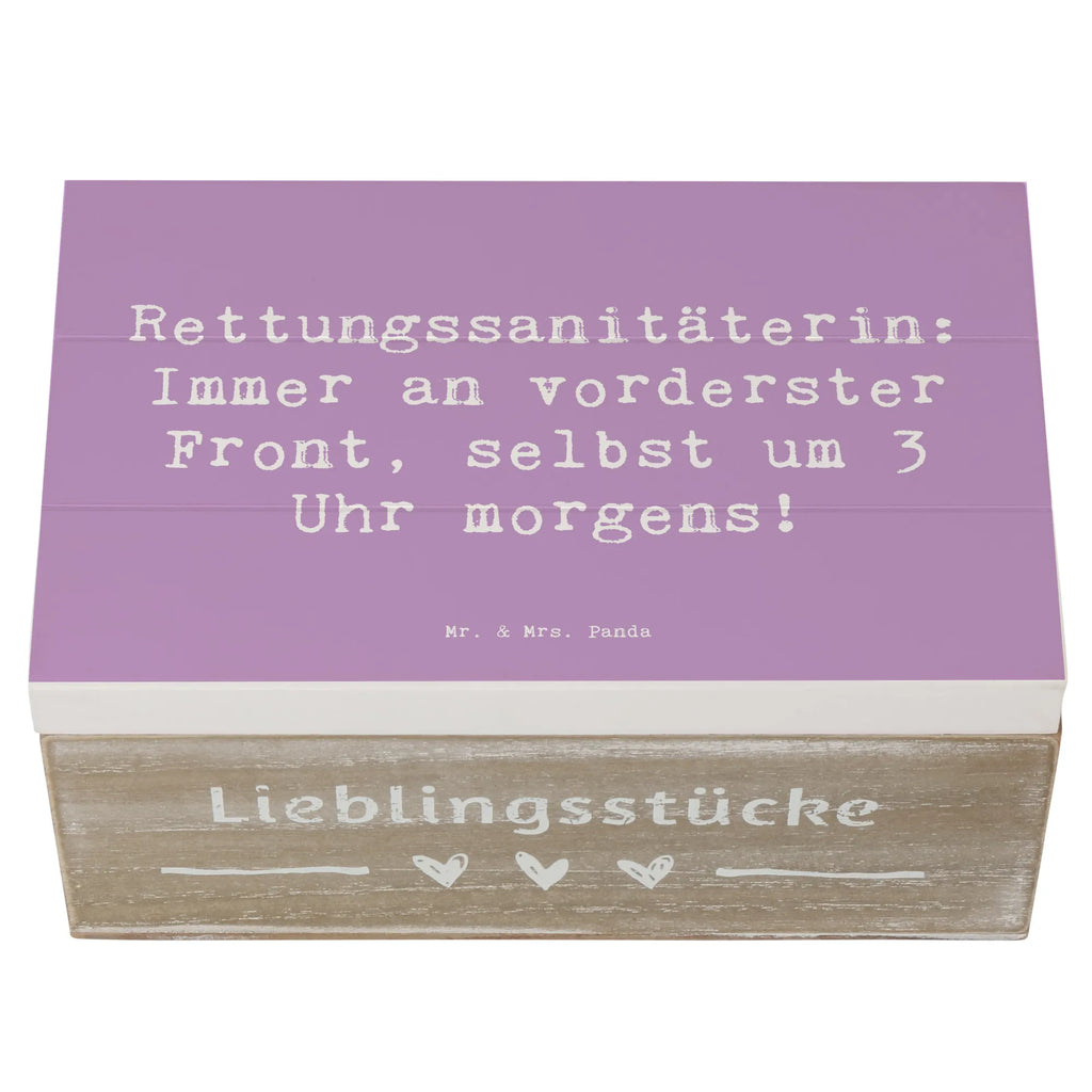 Holzkiste Spruch Rettungssanitäterin: Immer an vorderster Front, selbst um 3 Uhr morgens! Schatulle, Kiste, Erinnerungsbox, Geschenkdose, Dekokiste, Truhe, Holzkiste, Erinnerungskiste, XXL, Geschenkbox, Schatzkiste, Aufbewahrungsbox, Beruf, Ausbildung, Jubiläum, Abschied, Rente, Kollege, Kollegin, Geschenk, Schenken, Arbeitskollege, Mitarbeiter, Firma, Danke, Dankeschön