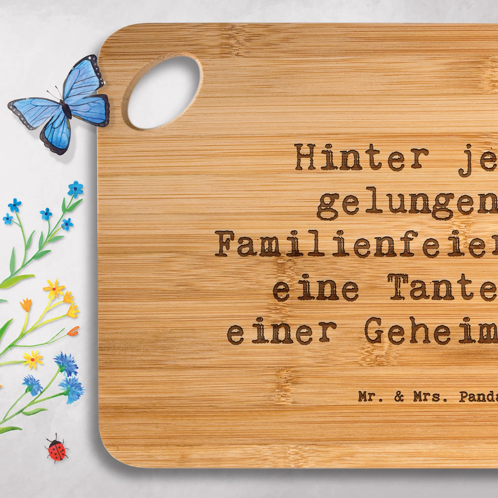 Bamboo chopping board Saying Hinter jeder gelungenen Familienfeier steht eine Tante mit einer Geheimzutat. slices, kitchen, engraving, cutting block, cutting board, dulcimer, carving board, board, robust, nature, breakfast board, breakfast, bamboo, wood, solid, kitchen board, Family, Father's Day, Mother's Day, brother, sister, Mom, Dad