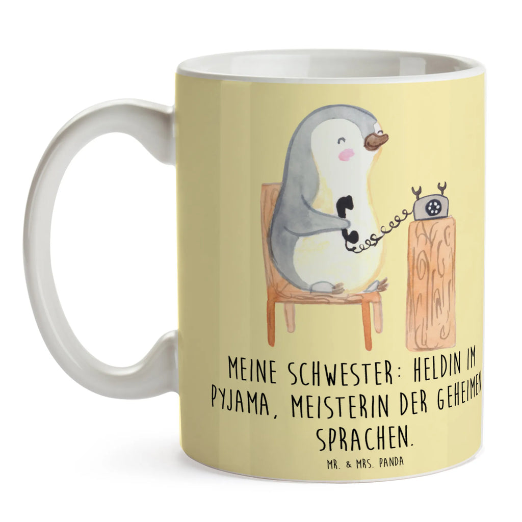 Mug Meine Schwester: Heldin im Pyjama, Meisterin der geheimen Sprachen. Bürotasse, Tasse mit Zitaten, Tasse mit Motiven, Tasse, Teetasse, Porzellantasse, Geschenktasse, Kaffeetasse, Keramiktasse, Familie, Vatertag, Muttertag, Bruder, Schwester, Mama, Papa, Oma, Opa