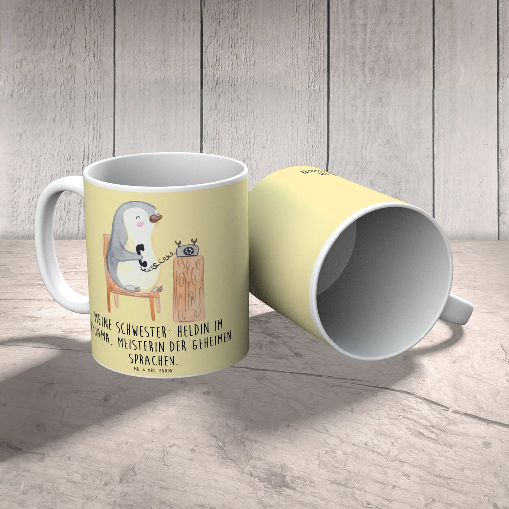 Mug Meine Schwester: Heldin im Pyjama, Meisterin der geheimen Sprachen. Bürotasse, Tasse mit Zitaten, Tasse mit Motiven, Tasse, Teetasse, Porzellantasse, Geschenktasse, Kaffeetasse, Keramiktasse, Familie, Vatertag, Muttertag, Bruder, Schwester, Mama, Papa, Oma, Opa