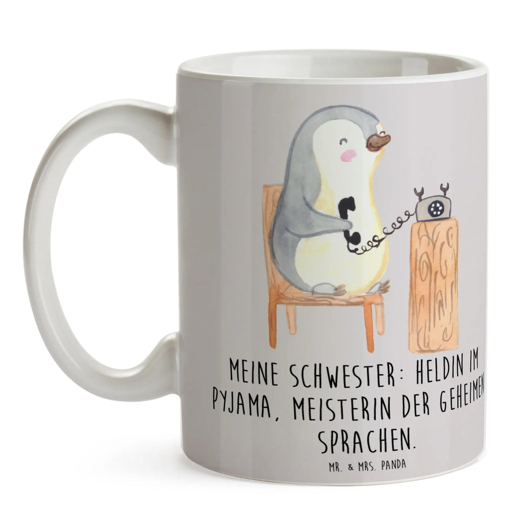 Mug Meine Schwester: Heldin im Pyjama, Meisterin der geheimen Sprachen. Bürotasse, Tasse mit Zitaten, Tasse mit Motiven, Tasse, Teetasse, Porzellantasse, Geschenktasse, Kaffeetasse, Keramiktasse, Familie, Vatertag, Muttertag, Bruder, Schwester, Mama, Papa, Oma, Opa