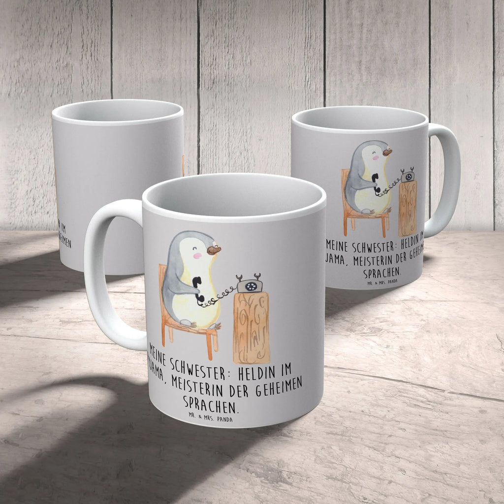 Mug Meine Schwester: Heldin im Pyjama, Meisterin der geheimen Sprachen. Bürotasse, Tasse mit Zitaten, Tasse mit Motiven, Tasse, Teetasse, Porzellantasse, Geschenktasse, Kaffeetasse, Keramiktasse, Familie, Vatertag, Muttertag, Bruder, Schwester, Mama, Papa, Oma, Opa