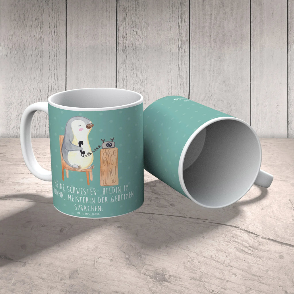 Mug Meine Schwester: Heldin im Pyjama, Meisterin der geheimen Sprachen. Bürotasse, Tasse mit Zitaten, Tasse mit Motiven, Tasse, Teetasse, Porzellantasse, Geschenktasse, Kaffeetasse, Keramiktasse, Familie, Vatertag, Muttertag, Bruder, Schwester, Mama, Papa, Oma, Opa
