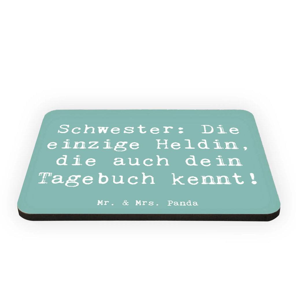 Magnet Saying Schwester: Die einzige Heldin, die auch dein Tagebuch kennt! Kühlschrank Dekoration, Souvenir Magnet, Motivmagnete, Kühlschrankmagnet, Pinnwandmagnet, Dekomagnet, Notiz Magnet, Whiteboard Magnet, Familie, Vatertag, Muttertag, Bruder, Schwester, Mama, Papa, Oma, Opa