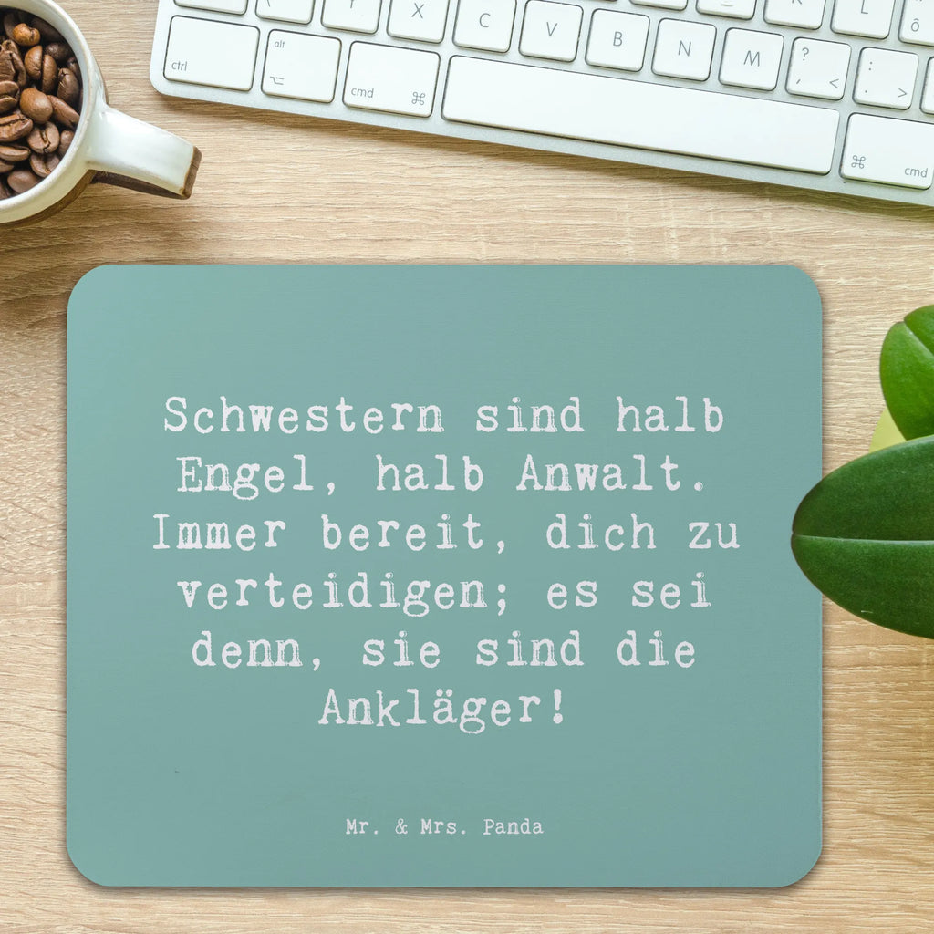 Mouse mat Saying Schwestern sind halb Engel, halb Anwalt. Immer bereit, dich zu verteidigen; es sei denn, sie sind die Ankläger! Büroausstattung, Mauspad, Arbeitszimmer, Designer Mauspad, Einzigartiges Mauspad, Mausunterlage, Mousepad, PC Zubehör, Computer zubehör, Mauspad Büro, Familie, Vatertag, Muttertag, Bruder, Schwester, Mama, Papa, Oma, Opa