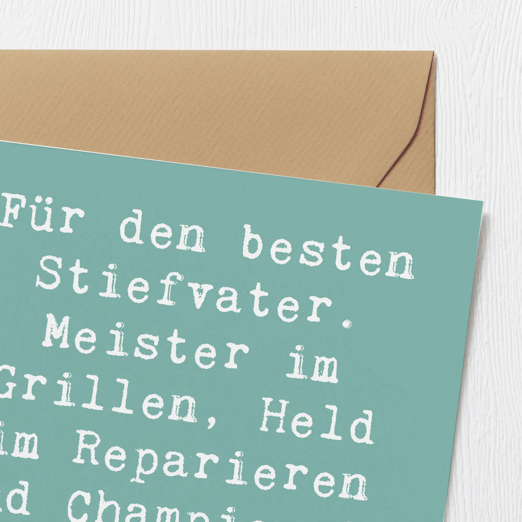 Deluxe Card Saying Für den besten Stiefvater. Meister im Grillen, Held im Reparieren und Champion im Blödsinn machen! Hochwertige Klappkarte, Hochwertige Grußkarte, Einladungskarte, Grußkarte, Klappkarte, Hochzeitskarte, Karte, Glückwunschkarte, Geburtstagskarte, Familie, Vatertag, Muttertag, Bruder, Schwester, Mama, Papa, Oma, Opa