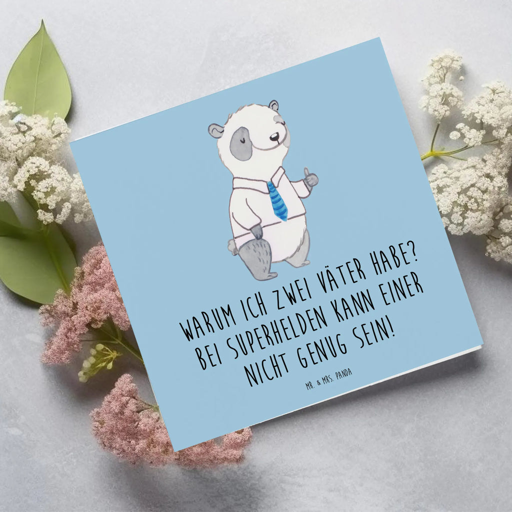 Deluxe Card Warum ich zwei Väter habe? Bei Superhelden kann einer nicht genug sein! Einladungskarte, Geburtstagskarte, Hochwertige Grußkarte, Karte, Glückwunschkarte, Hochwertige Klappkarte, Klappkarte, Grußkarte, Hochzeitskarte, Familie, Vatertag, Muttertag, Bruder, Schwester, Mama, Papa, Oma, Opa