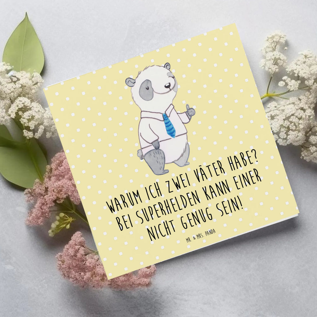 Deluxe Card Warum ich zwei Väter habe? Bei Superhelden kann einer nicht genug sein! Einladungskarte, Geburtstagskarte, Hochwertige Grußkarte, Karte, Glückwunschkarte, Hochwertige Klappkarte, Klappkarte, Grußkarte, Hochzeitskarte, Familie, Vatertag, Muttertag, Bruder, Schwester, Mama, Papa, Oma, Opa