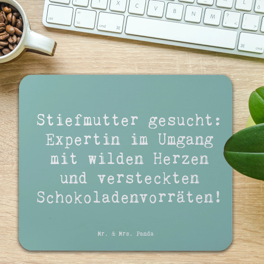 Mouse mat Saying Stiefmutter gesucht: Expertin im Umgang mit wilden Herzen und versteckten Schokoladenvorräten! Mousepad, Computer zubehör, Büroausstattung, PC Zubehör, Arbeitszimmer, Mauspad, Einzigartiges Mauspad, Designer Mauspad, Mausunterlage, Mauspad Büro, Familie, Vatertag, Muttertag, Bruder, Schwester, Mama, Papa, Oma, Opa