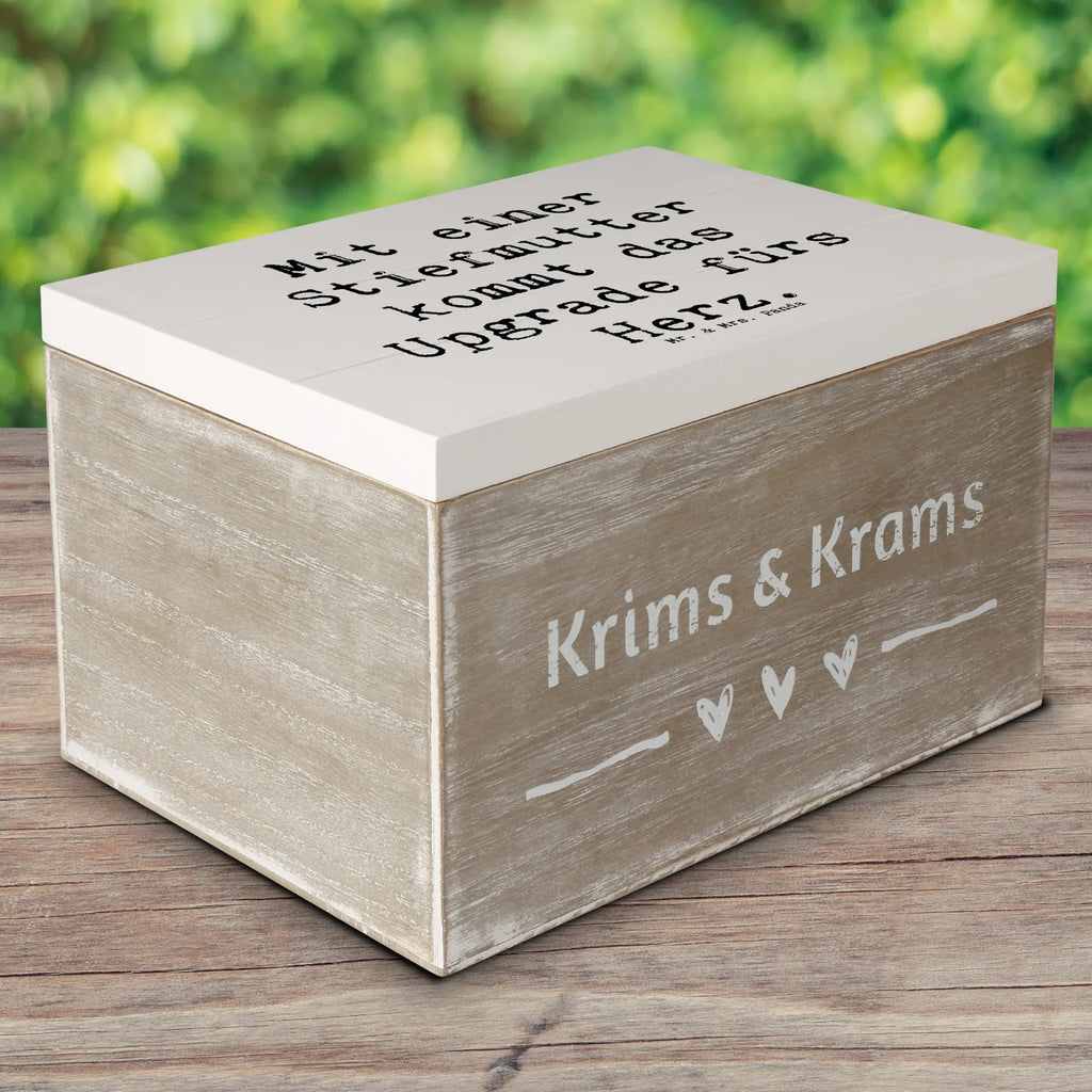 Wooden chest Saying Mit einer Stiefmutter kommt das Upgrade fürs Herz. Schatulle, Dekokiste, Holzkiste, Erinnerungsbox, Aufbewahrungsbox, XXL, Geschenkbox, Erinnerungskiste, Truhe, Schatzkiste, Geschenkdose, Kiste, Familie, Vatertag, Muttertag, Bruder, Schwester, Mama, Papa, Oma, Opa