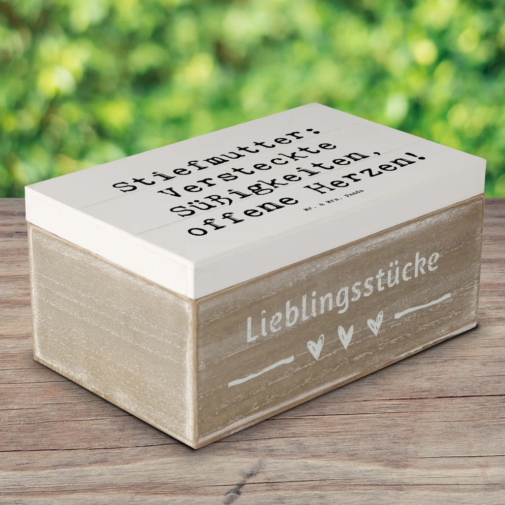 Wooden chest Saying Stiefmutter: Versteckte Süßigkeiten, offene Herzen! Kiste, Erinnerungsbox, Aufbewahrungsbox, Truhe, Schatzkiste, Erinnerungskiste, Dekokiste, Geschenkdose, XXL, Schatulle, Geschenkbox, Holzkiste, Familie, Vatertag, Muttertag, Bruder, Schwester, Mama, Papa, Oma, Opa